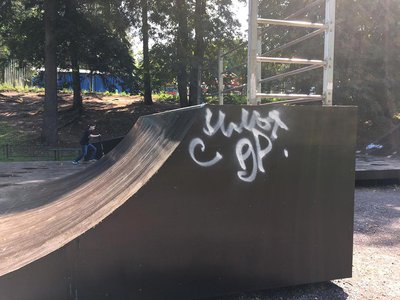 Надписи на скейт-площадке парка (Выкса, 2019 г.)