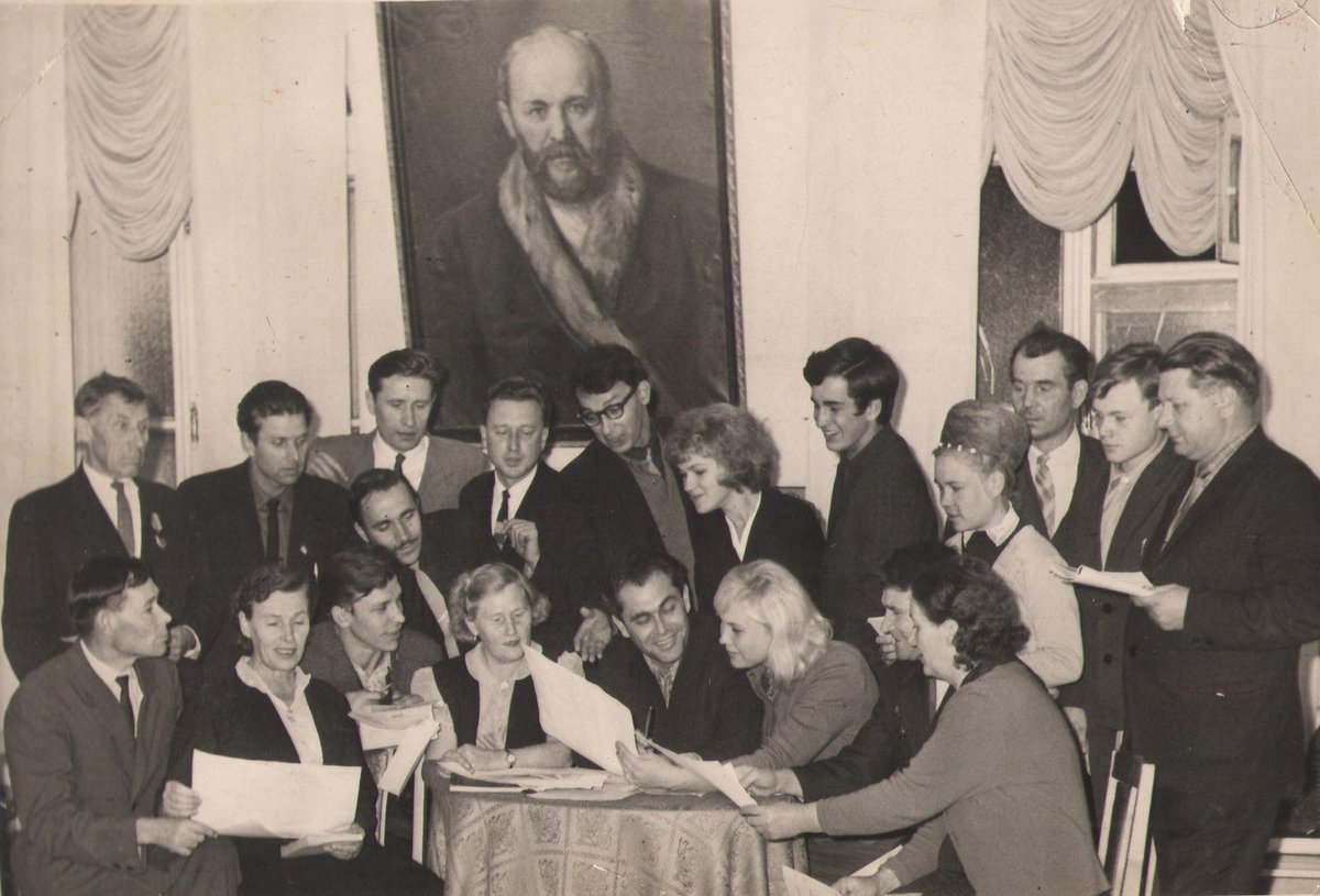 1968 г., ДК им. Лепсе. Артисты народного театра обсуждают сценарий очередной пьесы.