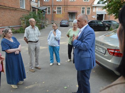 Владимир Кочетков встретился с жителями дома №38 на улице Красные Зори (Выкса, 2018 г.)
