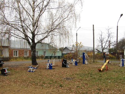 Детская площадка на Самстрое пополнилась уличными тренажёрами (Выкса, 2020 г.)
