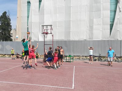 Впервые в Выксе на площади Октябрьской революции прошли соревнования по стритболу (2018 г.)