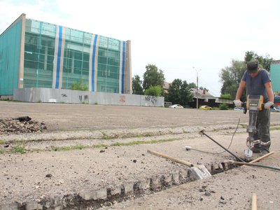 Работы по благоустройству территории около бывшего кинотеатра «Родина» в Выксе