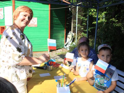 Мастер-класс по изготовлению флага России в парке (Выкса, 2017 г.)