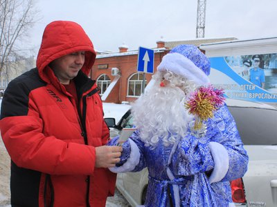 Полицейский Дед Мороз поздравлял водителей с наступающим Новым годом (Выкса, 2017 г.)