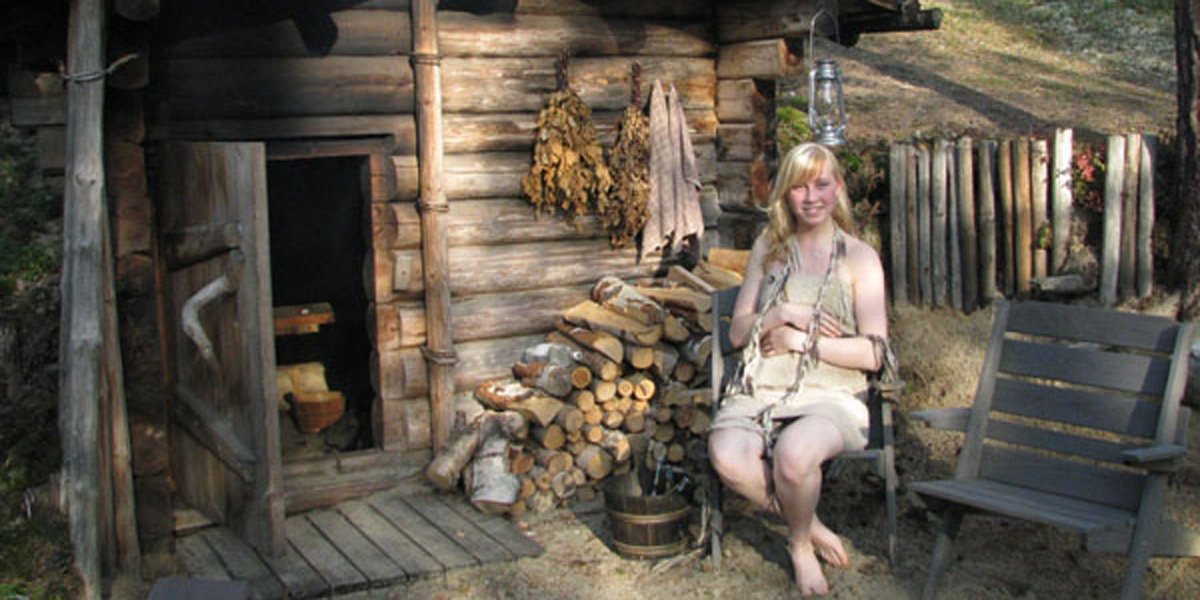 Дама с деревенскими корнями показывает волосатую киску.
