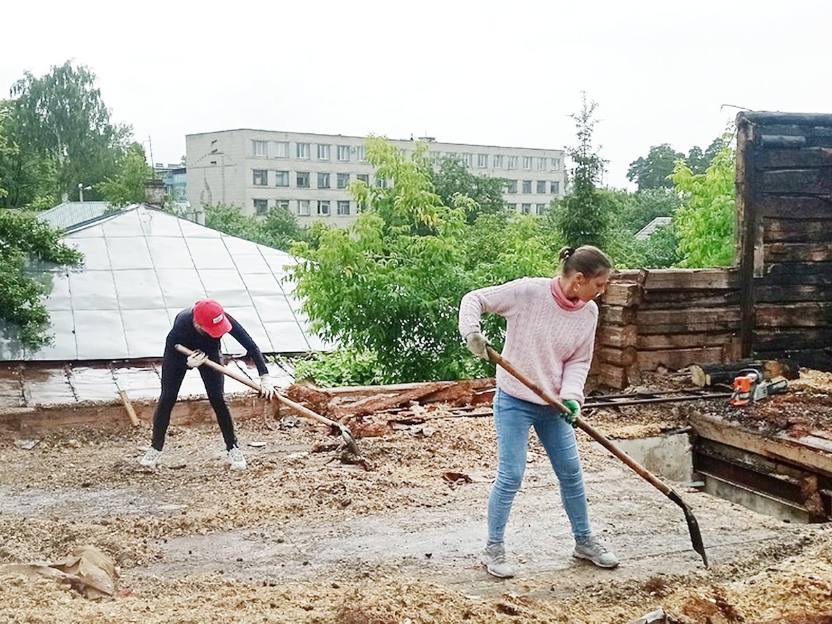 Доброхоты помогли семье Панасенковых разобрать остатки дома после пожара  ::Выксунский рабочий