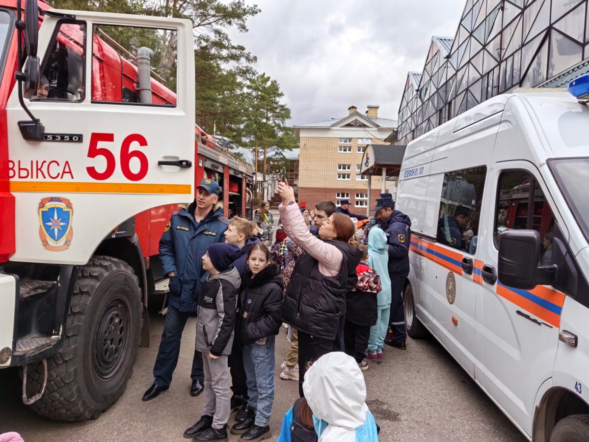 В «Лазурном» дети познакомились с пожарной техникой и работой спасателей  ::Выксунский рабочий