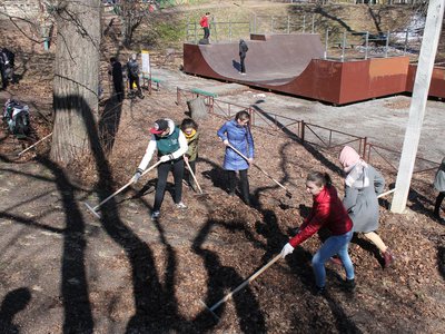 Волонтёры наводят чистоту в парке (Выкса, 2018 г.)