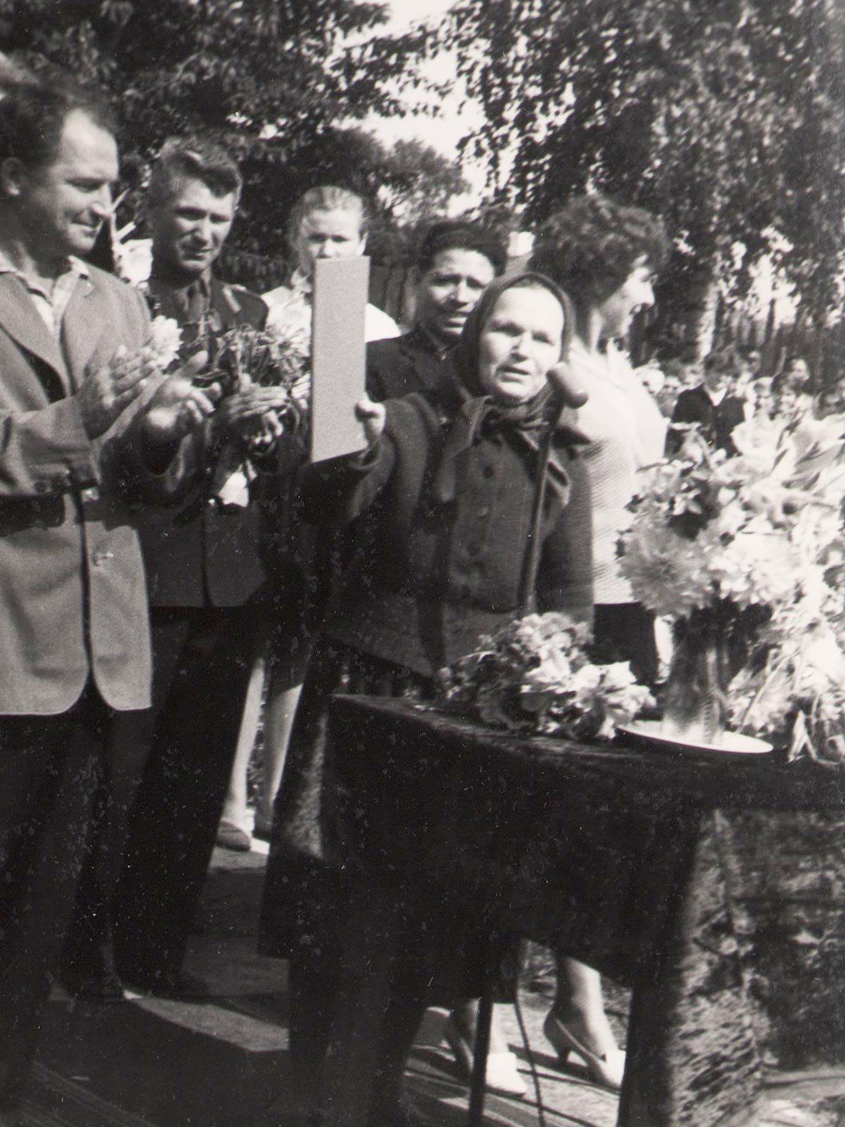 мать-Олимпиада-Матвеевна-показывает-папку-с-Указом-Президиума-Верховного-Совета-СССР.jpg