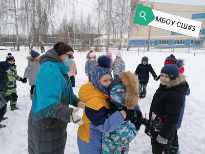 Ученики школы №3 провели день обнимашек (Выкса, 2021 г.)