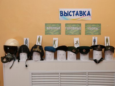 В детском саду № 29 прошла выставка «Военные головные уборы» (Выкса, 2018 г.)