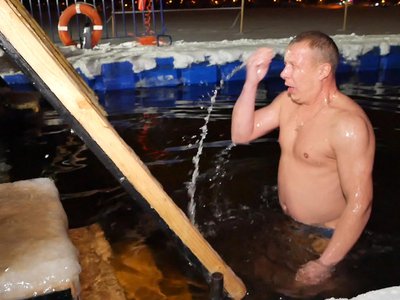 В ночь на 19 января на Верхнем пруду прошли крещенские купания (Выкса, 2022 г.)