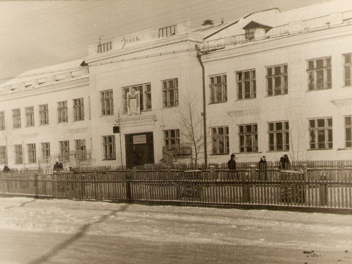 Старые фотографии школы №8 и книжного магазина КОГИЗ