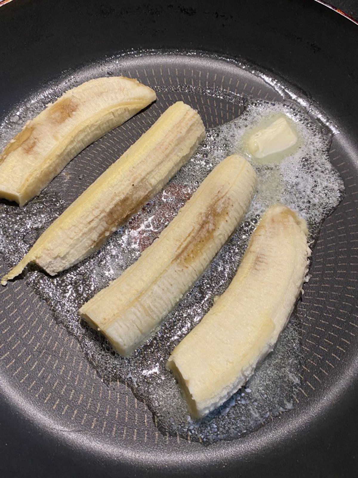 Жареные бананы с кремом из сметаны