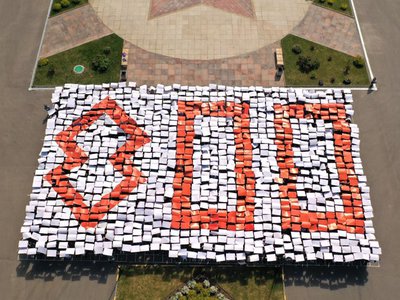 Более тысячи нижегородцев вместе исполнили гимн России и создали масштабное изображение российского флага и цифры «800»