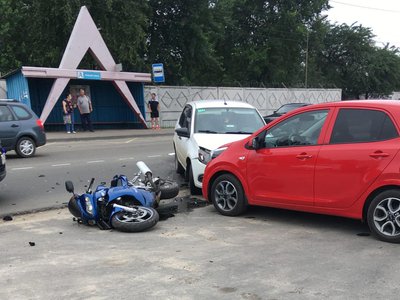 Lada Granta столкнулась с мотоциклом и припаркованной иномаркой