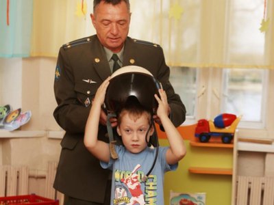 В детском саду № 29 прошла выставка «Военные головные уборы» (Выкса, 2018 г.)