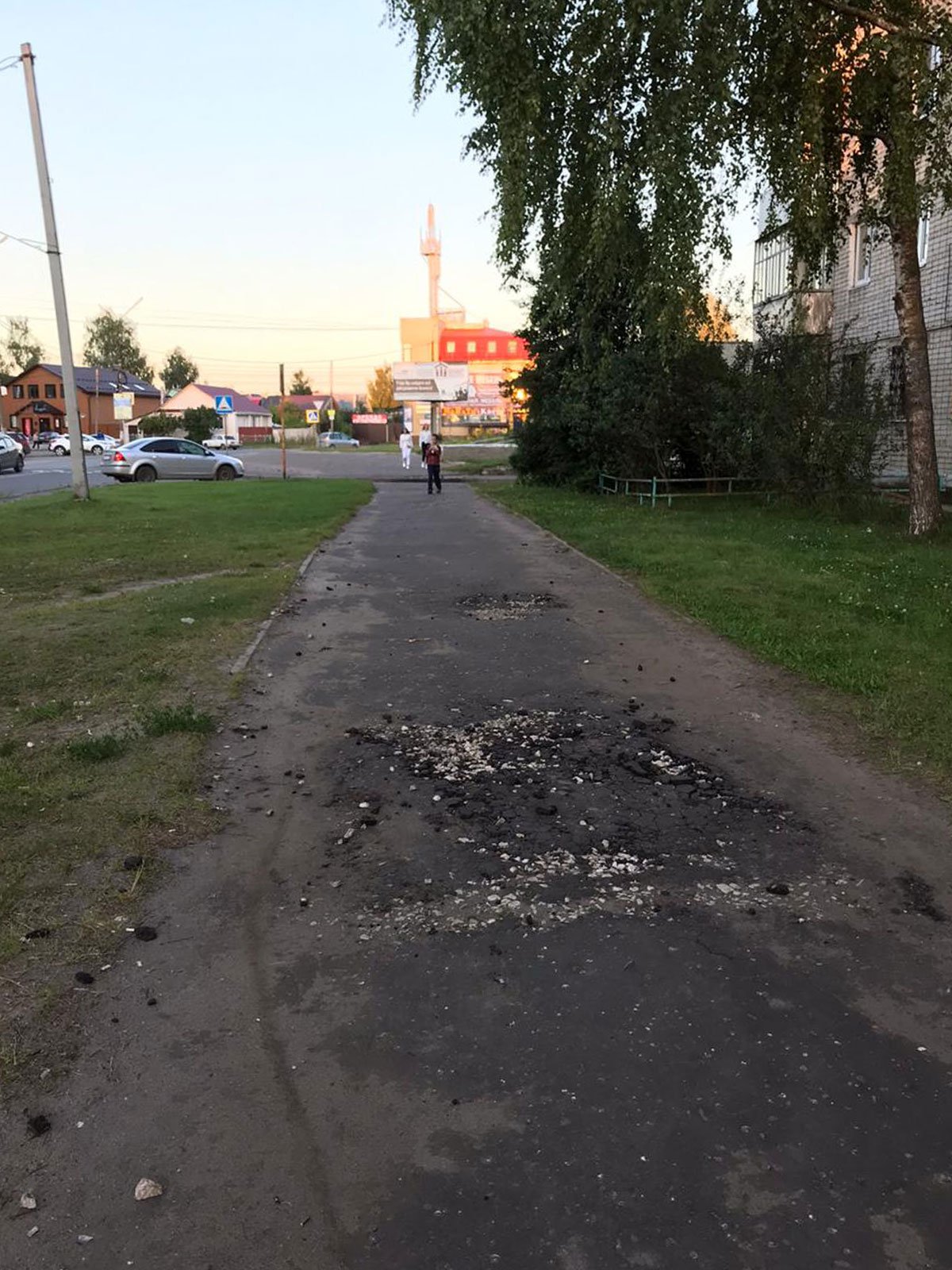 Разбитый тротуар на улице Пушкина (Выкса, 2020 г.)