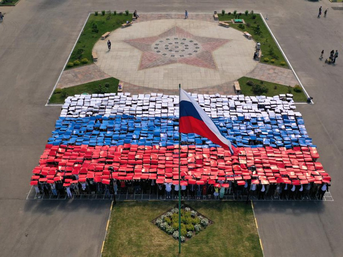 Более тысячи нижегородцев вместе исполнили гимн России и создали масштабное изображение российского флага и цифры «800»