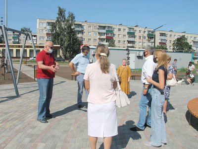 Владимир Кочетков и Дмитрий Царёв встретились с жителями улицы Чкалова (Выкса, 2021 г.)