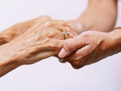 Как оформить уход за одиноким пожилым человеком?