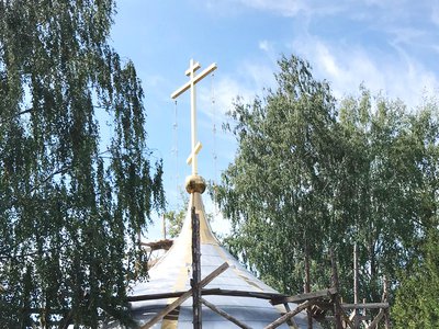 На купола Троицкого храма Иверского монастыря установлены кресты (Выкса, 2021 г.)
