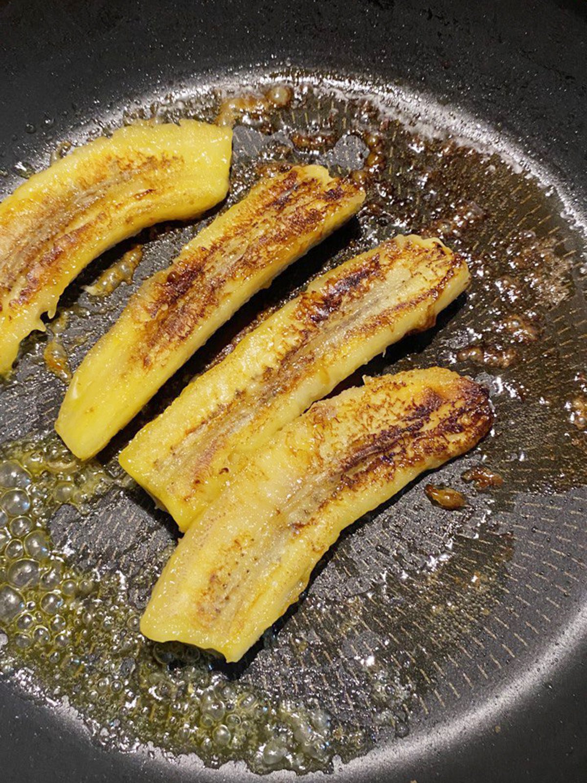Жареные бананы с кремом из сметаны