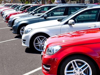 С 1 января 2014 года владельцы дорогих автомобилей должны платить повышенный транспортный налог.