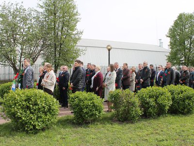 Митинг у памятника погибшим заводчанам 7 мая 2025 года