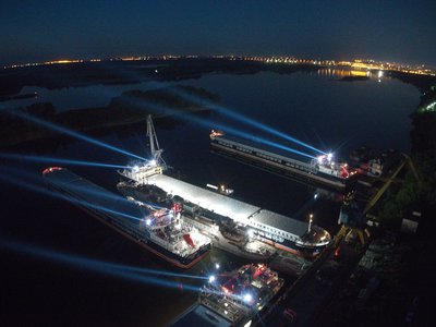 На заводе «Красное Сормово» пять сухогрузов скрестили лучи прожекторов в рамках акции «Лучи Победы»