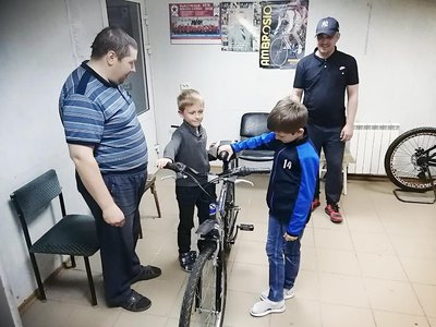 Дмитрий Порхачев подарил многодетной семье Копеиных велосипед