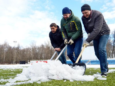 Футбольное поле стадиона «Металлург» очистили от снега