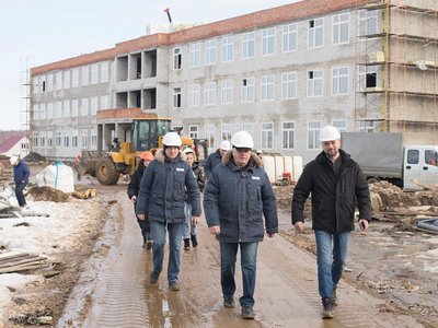 Глава МСУ Владимир Кочетков осмотрел ход работ на площадке строительства школы в Виле