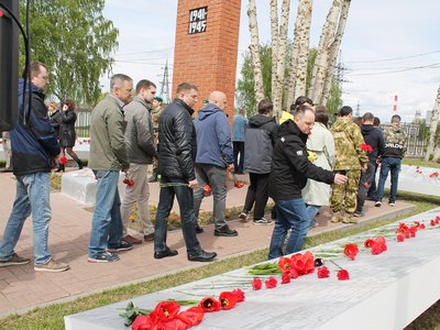 Митинг у памятника погибшим заводчанам 7 мая 2025 года