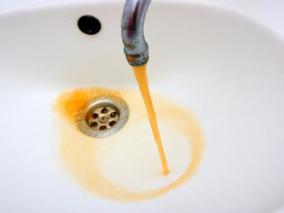 Куда обратиться, если в многоквартирном доме из крана течёт вода жёлтого цвета, с запахом?