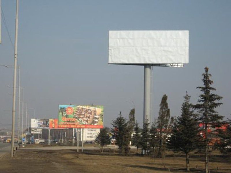 Рекламные торги. Много рекламных конструкций на улице Россия.
