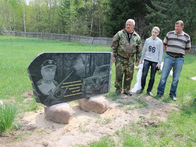 В охотничьем угодье «Круглово» стоит памятная плита одному из основателей Выксунского охотоообщества Владимиру Чалышеву.