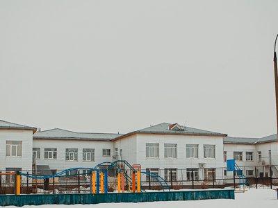 В Ближне-Песочном расположен социально-реабилитационный центр для несовершеннолетних «Пеликан». На момент  выхода статьи здесь проживали 55 детей в возрасте от 3 до 18 лет