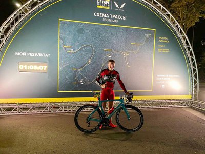 Роман Яшин принял участие в ночной велогонке в Москве