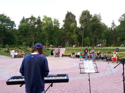 В воскресенье парковый дендрарий превратился в концертную площадку под открытым небом
