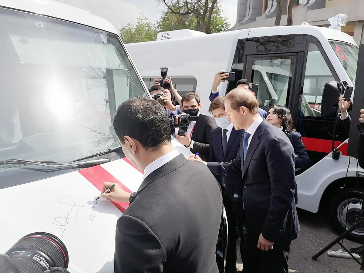 Денис Мантуров и Глеб Никитин приняли участие в церемонии передачи Узбекистану медицинских автомобилей ГАЗ