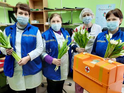Сотрудники скорой помощи поздравили коллег-женщин с праздником (Выкса, 2021 г.)