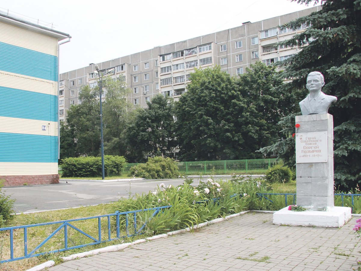 Памятник у школы №3