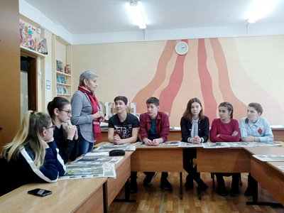 Журналист «Выксунского рабочего» Елена Липатова провела занятие по журналистике для волонтёров (Выкса, 2017 г.)