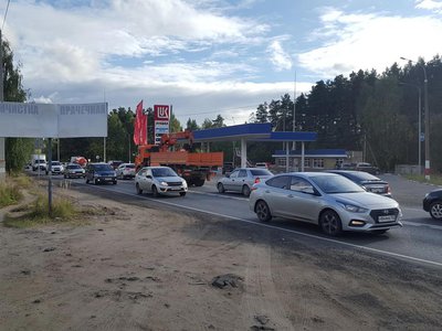 Пробка из-за аварии у завода ДРО растянулась через весь Мотмос
