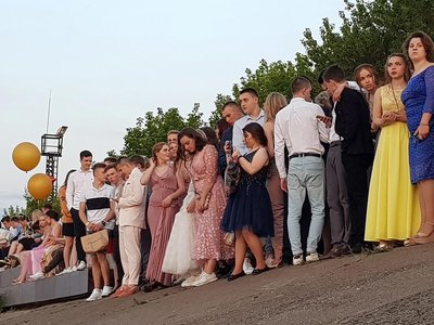 Выпускников-2019 встретили рассвет на набережной Верхнего пруда (Выкса, 2019 г.)