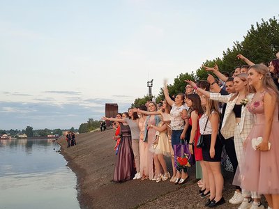 Свыше 350 выпускников-2019 встретили рассвет на набережной Верхнего пруда