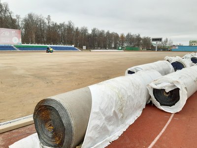 На стадионе «Металлург» идёт замена покрытия футбольного поля