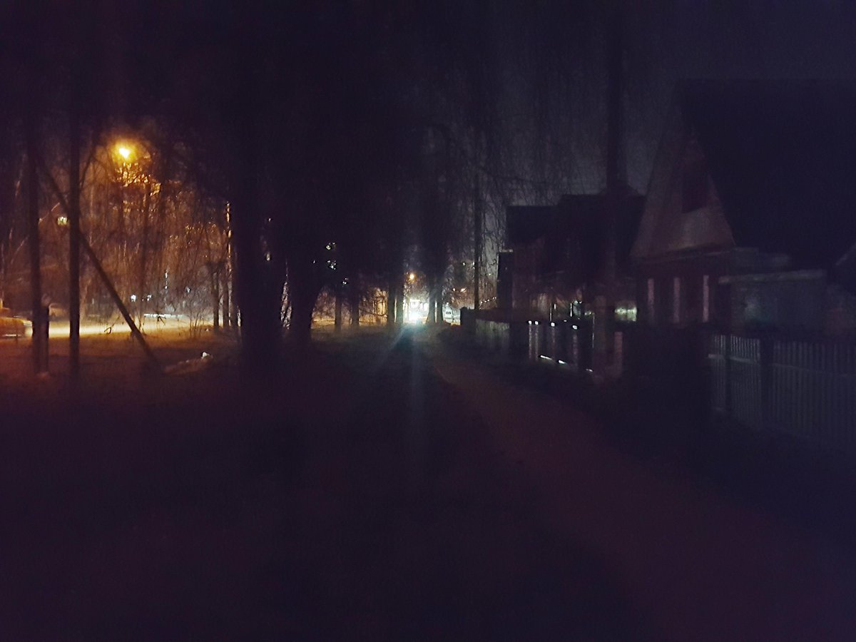 На улице Корнилова укладывают тротуар, но нет фонарей