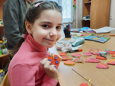 Дети из мастерской «Ассорти» изготовили 60 сувениров-сердечек для Дома милосердия